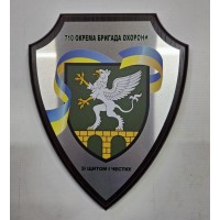 Наградная плакетка в форме щита на металле и деревянной основе